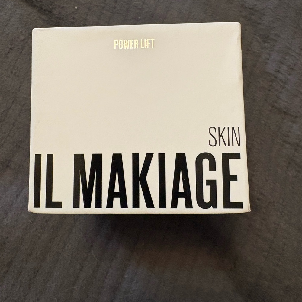 IL MAKIAGE Power Lift in White Packaging